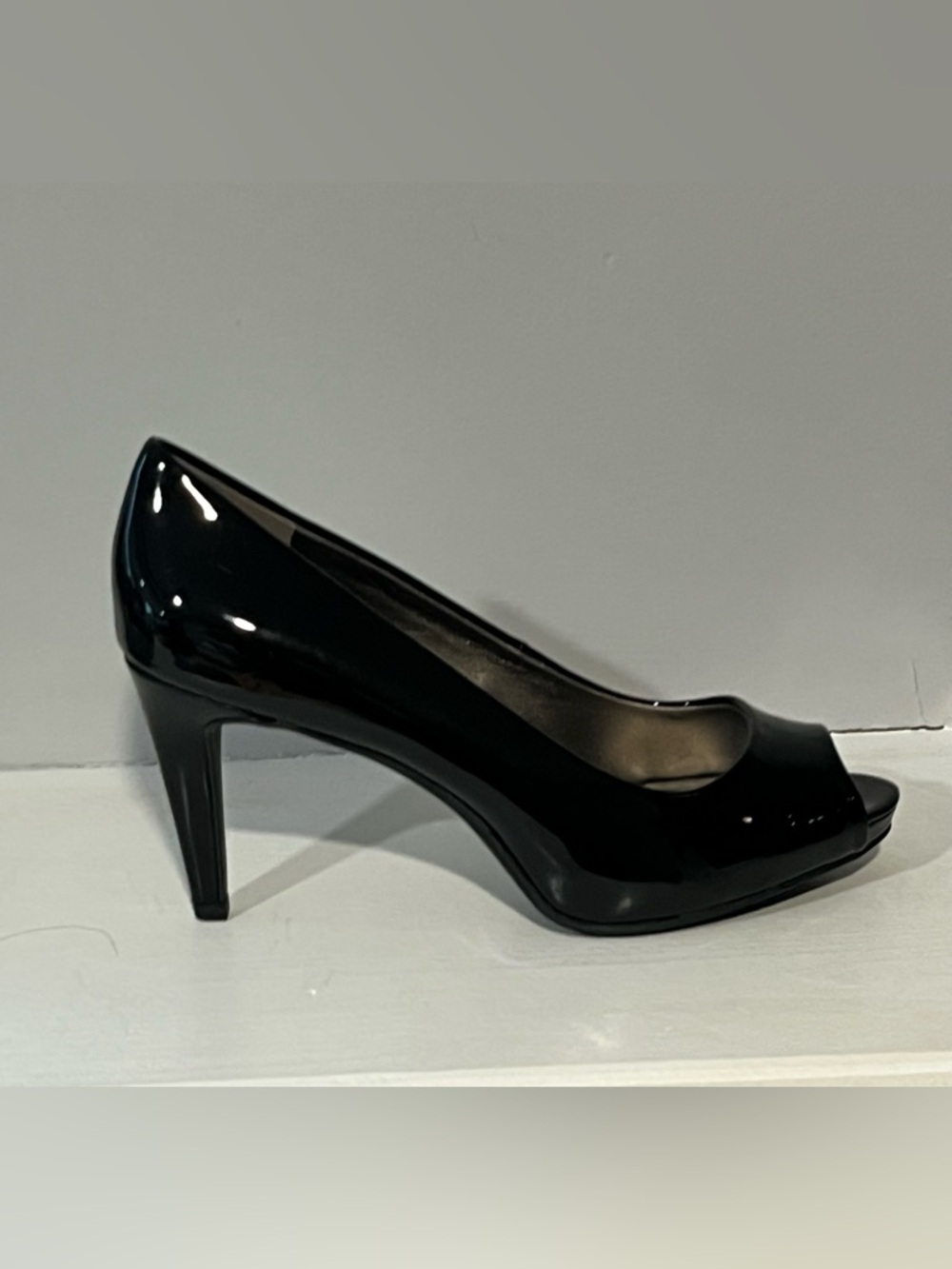 Bandolino Black Patent Peep-Toe Heels 👠 - Picture 5 of 13